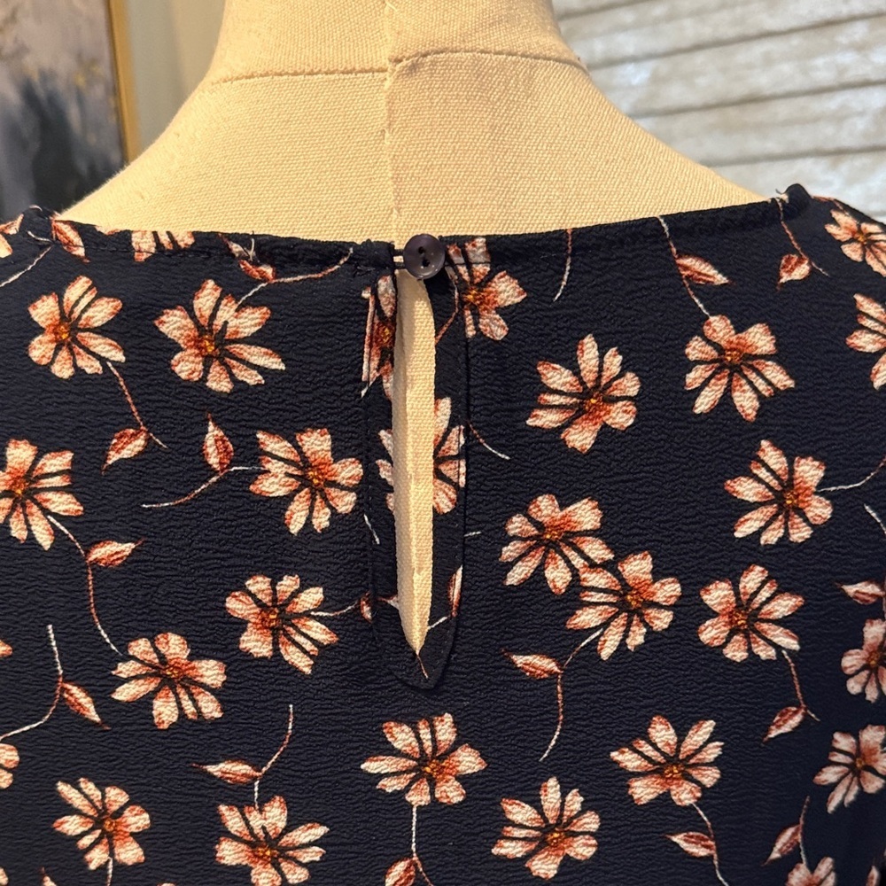 Woman's Hippie Rose Navy Floral Peplum Style Blouse. Size Small - Picture 6 of 7